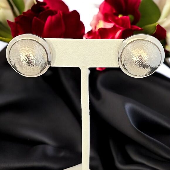 Vintage Earrings Silver Tone Texture Pierced Post Premier Urban Chic 7Q - Picture 2 of 2